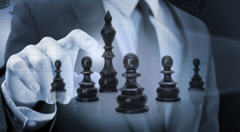 Rei do ouro do jogo de xadrez em pé com rainha de prata caindo estratégica  do conceito de estratégia de negócios de sucesso de liderança